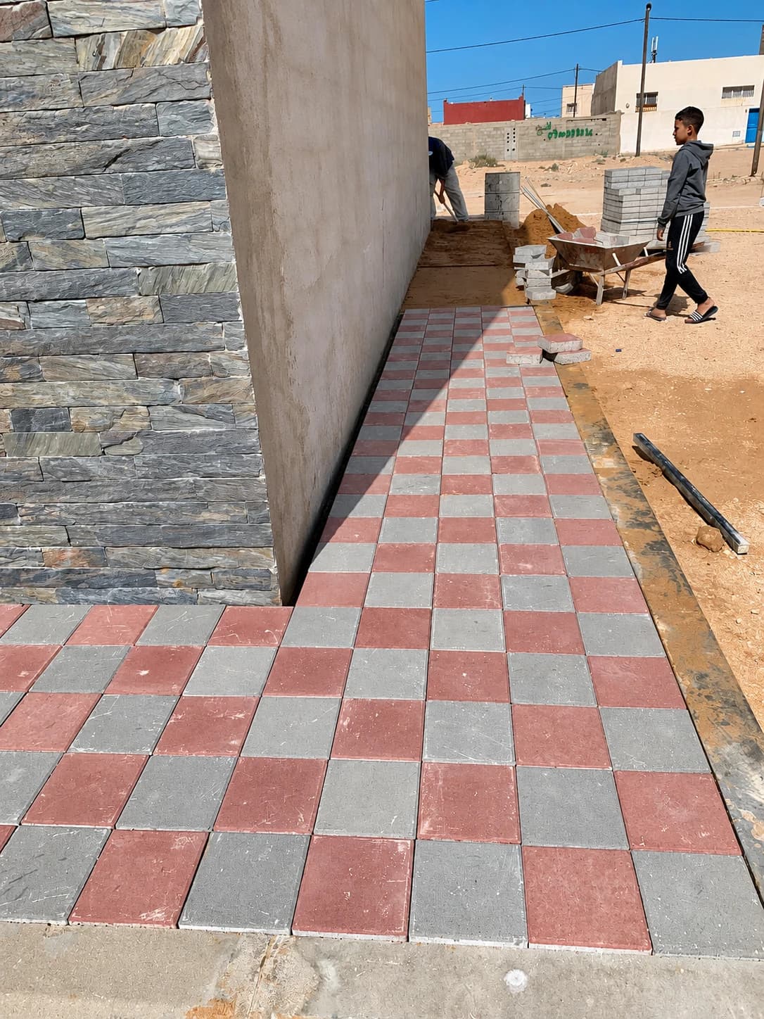 Détail des revêtements et des abords du bâtiment.