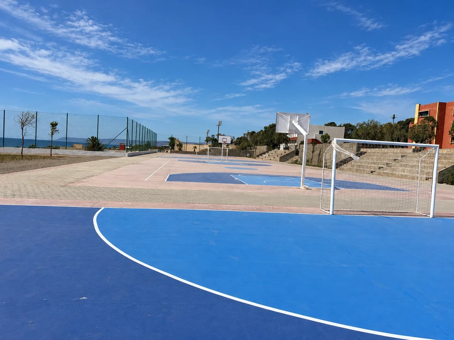 Les équipements sportifs et la clôture périphérique.