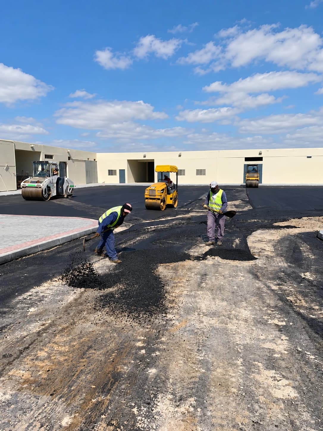 Vue de chantier : réalisation des enrobés.