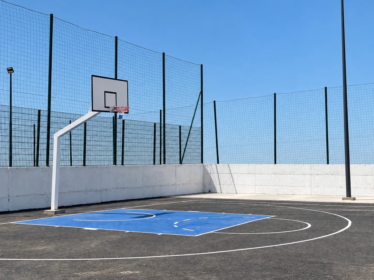 Panier de basket, marquage et éclairage périphérique.