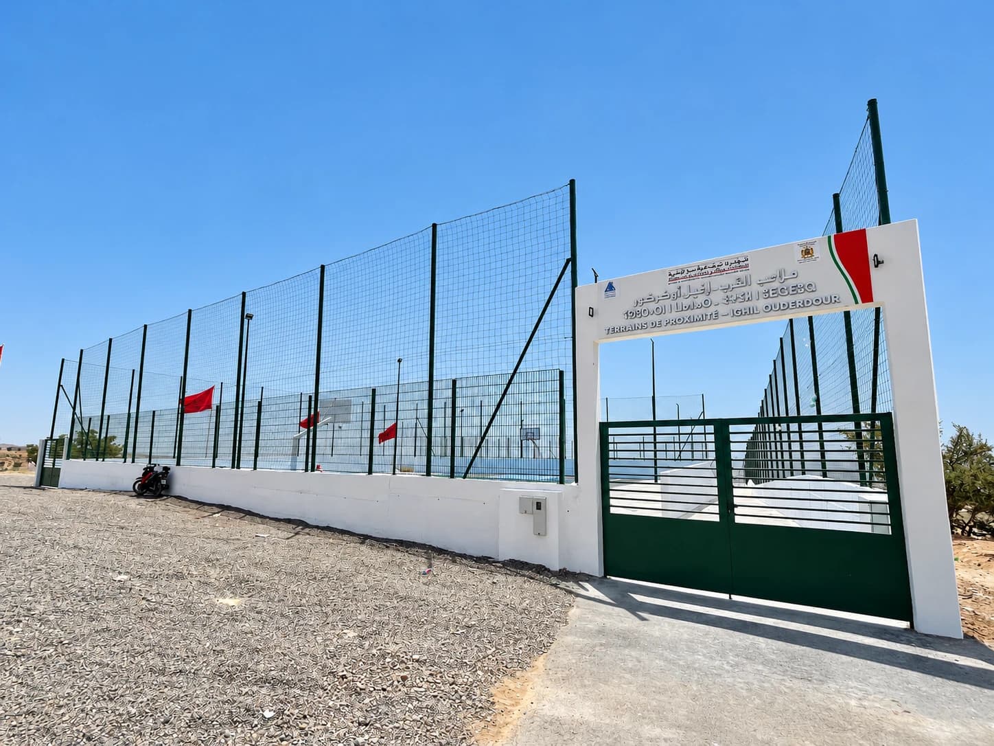 L’entrée de l’équipement sportif et sa clôture.